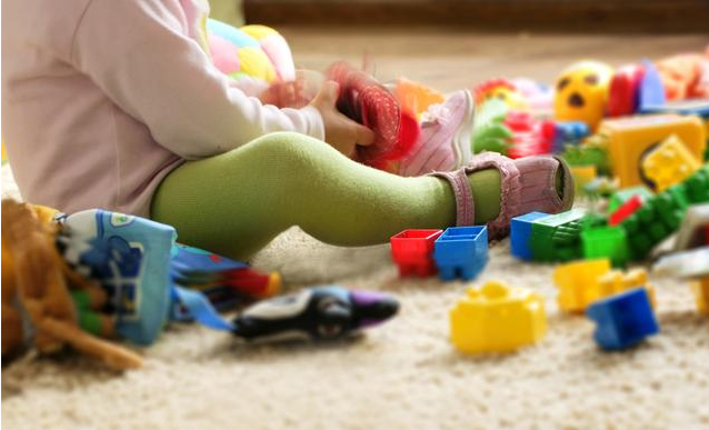 小孩愛搶小朋友玩具怎么辦 寶寶愛搶小朋友玩具是什么原因