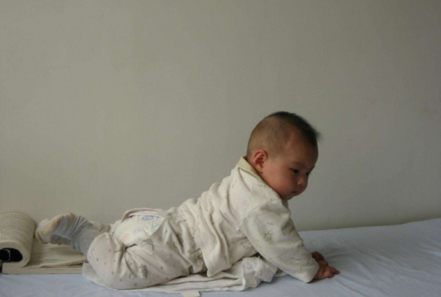 新生兒趴著屁股往上翹正常嗎 新生兒生理發育特點