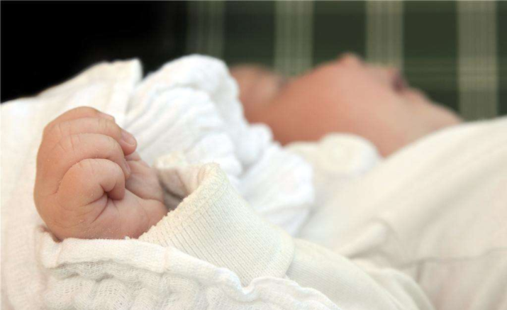 新生兒趴著屁股往上翹正常嗎 新生兒生理發育特點