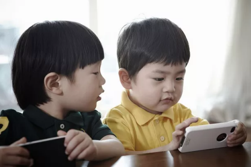 寶寶總搶手機玩怎么辦 寶寶總搶手機玩的原因