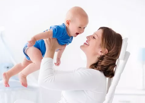 寶寶剛出生哪些人不宜抱 孩子出生第一個誰抱