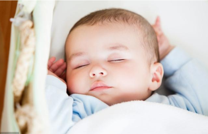 寶寶睡覺滿床打滾是什么原因 如何提高寶寶睡眠質量