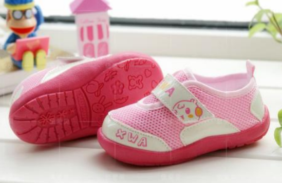 寶寶剛開始走路要不要穿鞋 寶寶鞋子選擇建議