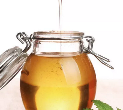 8個(gè)月的寶寶可以和蜂蜜水嗎 寶寶哭鬧可以給糖吃嗎