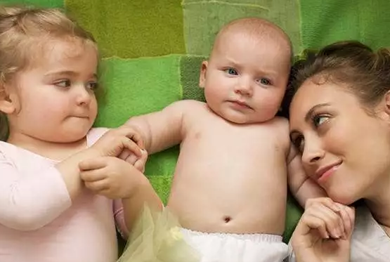 大寶和二寶爭寵怎么辦 兩個孩子爭寵解決辦法