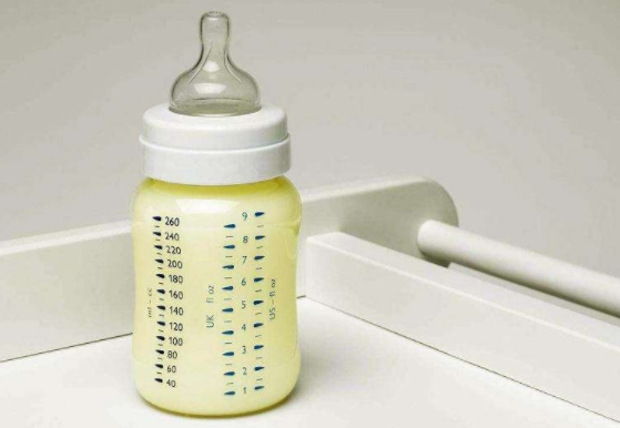 初乳黃色的可以給寶寶吃嗎 寶寶吃初乳的好處