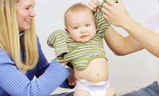 怎么樣給孩子穿衣服 給嬰兒穿衣服的步驟 怎么樣給孩子穿衣服 給嬰兒穿衣服的步驟