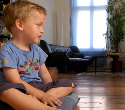 小孩愛看電視怎么辦 孩子長時間看電視的危害