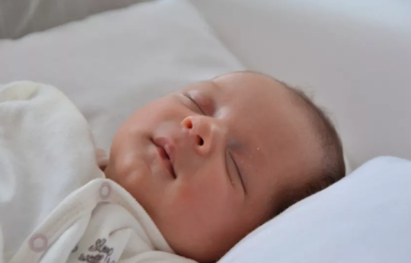 寶寶頻繁要吃奶怎么辦 寶寶頻繁吃奶解決辦法