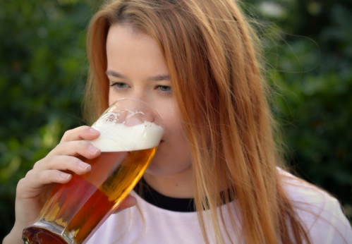 筷子沾酒逗孩子好嗎 筷子沾酒逗孩子的危害