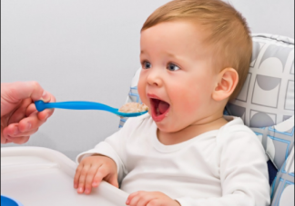 寶寶輔食一頓吃多少合適 0-2歲寶寶輔食量大全