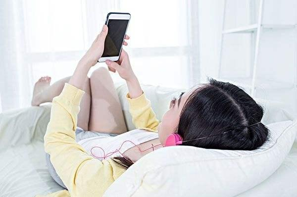 女性坐月子可以玩手機嗎 女性坐月子期間最好不要做哪些事