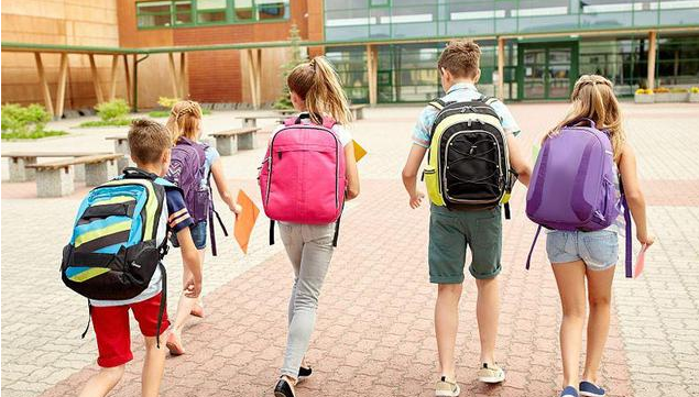 父母應該給孩子背書包嗎 孩子書包重量健康標準是是多少 父母應該給孩子背書包嗎 孩子書包重量健康標準是是多少