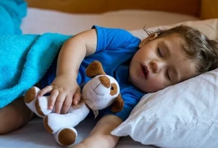 寶寶平躺睡還是側睡好 寶寶什么睡姿最好