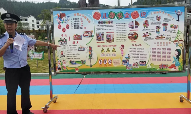 幼兒園中班開學第一課2019 幼兒園開學安全第一課教案  幼兒園開學安全第一課1  開學啦!新學期，新起點，小朋友、大朋友們，你們都準備好了嗎?開學第一天，我們積極開展了“開學第一課—安全教育”主題活動。引導幼兒掌握自我保護方法，增強幼兒的安全意識。  園長媽媽對小朋友進行交通安全、防溺水、食品衛生安全、生活安全等教育。  師生觀看安全教育視頻  安全員提示小朋友們要拒乘五類車，上下學的時候要注意遵守交通規則，乘坐私家車時要主動使用兒童安全座椅并進行了安全知識問答。  各班開學第一課《安全教育》，我們一起學習防溺水、不玩火、安全過馬路等，學會保護自己。  家園共育  一、查  1.每天出門前查看孩子所帶物品，不帶尖銳或有快口的玩具來園。  2.查看孩子身體狀態，發現身體異常及時請假就醫。  3.查看孩子指甲是否已剪短，以免在園玩耍過程中與同伴互相抓傷。  4.自查孩子著裝是否合適，不穿帶有繩的衣褲與有鞋帶的鞋，以防運動中勾住器械，產生損傷。  二、檢  每日進入幼兒園，請先帶領孩子配合校醫進行晨檢，確保入園兒童身體健康。  三、說  1.入園前，孩子有過敏或特殊疾病的請提前告知班級老師和校醫，以便于在今后的日子里我們能更好的照顧您的孩子。  2.當孩子發生傳染病時，請第一時間與班級老師聯系，便于我們盡早采取消毒、隔離，以保證在園其他孩子的身體健康。  四、刷  1.幼兒園是公共場所，為保證每位入園兒童的人身安全，大人進園采取刷卡制度。沒帶接送卡的家長必須出示身份證后才能入園，若身份證也沒帶的家長需在校門口等待教師把孩子送到大門口。  2.持接送卡家長放學期間若沒空來接孩子，出現臨時換人的情況，請事先與班級老師聯系并將接送卡轉交給代接人，以免無卡無法進園接到孩子。  五、防  天氣仍然炎熱，嚴防兒童溺水。不帶孩子到野外或陌生水域下水;兒童戲水、游必須有家長照管;下水前做好適當的熱身運動。  離園時間  家長來接后，和孩子手拉手離開幼兒園，不讓孩子自己亂跑。  告知孩子：如果在園內玩，找不到家長，要找園長媽媽和老師幫助，千萬不能自己離開幼兒園去找哦!  新學期，我們始終要把安全裝進心里，真正做人人有責任，個個擔責任，確保幼兒平安健康、快樂成長!  幼兒園開學安全第一課2  我成長，我快樂——文化路幼兒園開學第一課，安全第一講活動紀實  當春天邁著輕盈的步伐，微笑的向我們走來，給我們送來一個又一個的熱情和期望。在這欣欣向榮的季節里，新的學期開始了，文化路幼兒園的全體師生又迎來了一個嶄新的階段。  在新的學期里，長大的你們將要學習更多的本領，要懂得更多的道理，老師們會一如既往真的陪伴著你們，與你們一起生活、游戲，教你們學會獨立、勇敢、自信、樂于探索，把身體鍛煉的棒棒的。2月18日，文化路的孩子們和老師們一起延續了開學第一課與安全第一講的內容。  春為歲首，是希望和夢想的起點。在開學的第一課，老師們帶領著孩子們一起感受古詩詞的美好與韻律，嘗試著去理解春天賦予我們的含義和力量。并用自己靈巧的小手表達心目中的春天。  保證幼兒的安全和健康是一切游戲活動的基礎，是每一位幼教工作者的義務和責任。在新學期的第一時間，我們用游戲幫助幼兒建立安全意識，了解安全規則，具備簡單的應變能力。  新學期的第一天，孩子們在愉快的游戲中，在歡樂的笑聲中，在老師、小朋友們的陪伴中開啟美好的幼兒園生活。新的學期，祝愿我們的寶貝們健康快樂的成長，養成更多好習慣，收獲更多好朋友。讓我們一起加油吧!  幼兒園開學安全第一課3  我們開學啦,經過炎熱的暑假，迎來清爽的秋風，五谷幼兒園的小朋友們回到了幸福和諧的大家庭中，拉開了新學期的開學序幕。  9月3日上午 ，五谷幼兒園舉行了本學期的第一次升旗儀式和“安全與生命”為主題的開學安全第一課活動。升旗儀式結束后黃園長對我們新學期開始做了重要的講話，歡迎了我們的老生和新生。  同時我們邀請了綜治副校長江玉紹警官為孩子們上了“開學安全第一課”。  江玉紹警官以通俗易懂的語言，以貼近幼兒生活的事例，結合圖片讓孩子們感知日常生活中行走、過馬路、乘車時如何注意交通安全及防止拐騙、火災逃生等安全知識，讓孩子們接受了一次安全教育的熏陶，增強了孩子們的安全防范能力。  升旗儀式結束后，各班教師結合本班幼兒年齡特點，分別圍繞“交通安全”、“食品安全”、“消防安全”、“防溺水安全