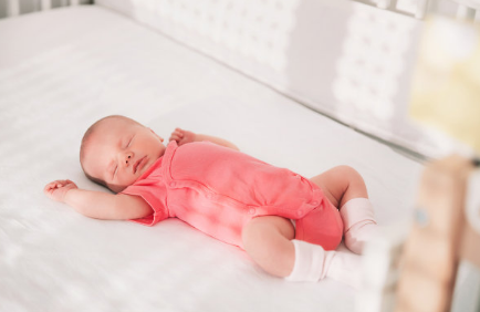 新生兒睡覺發出聲音怎么回事 新生兒睡覺老是有聲音