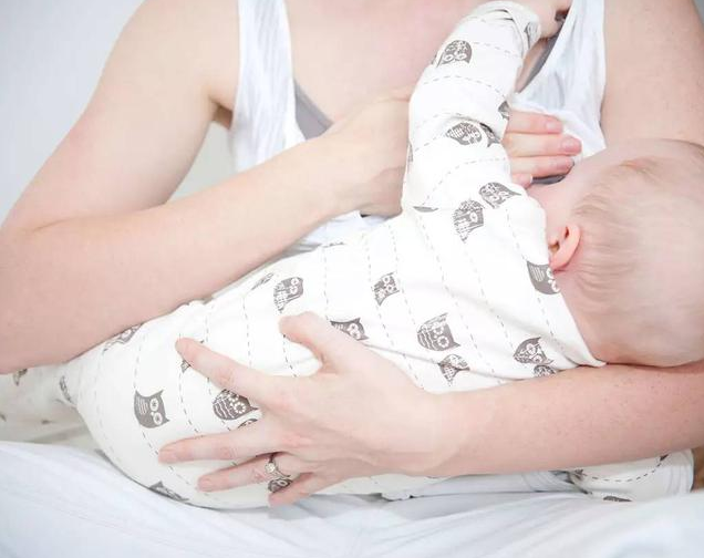 張歆藝一天定7個泵奶鬧鐘 寶寶一天喝多少次奶