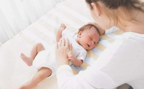 新生兒不能給誰抱 抱新生兒需要注意什么