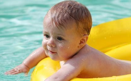 嬰兒幾歲可以學習游泳 寶寶去游泳要注意什么 嬰兒幾歲可以學習游泳 寶寶去游泳要注意什么