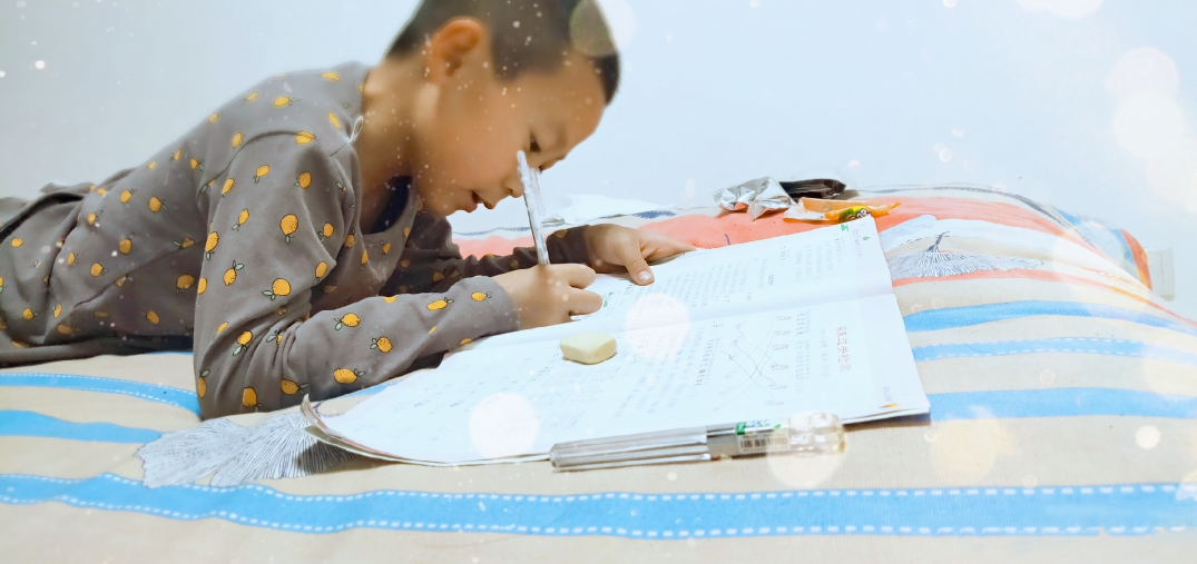 陪孩子寫作業感受快瘋了心情 父母陪孩子做作業圖片