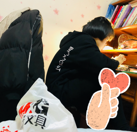 陪孩子寫作業感受快瘋了心情 父母陪孩子做作業圖片