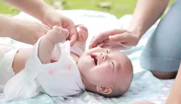 寶寶吃奶頻繁長時間不睡是猛長期嗎 寶寶猛長期的具體表現