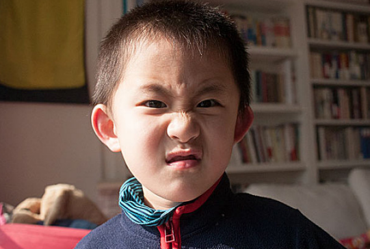 孩子自己打自己怎么回事 孩子自虐的原因