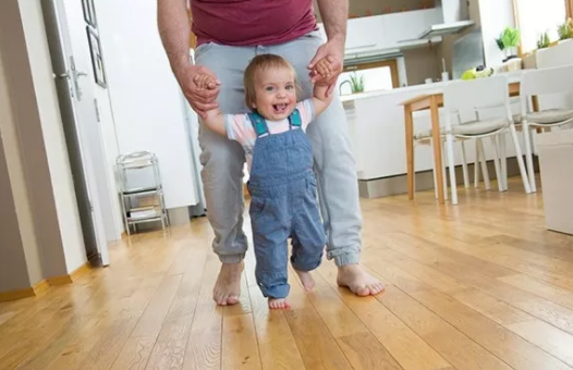 孩子走路不穩怎么辦 陪孩子學走路的正確方法
