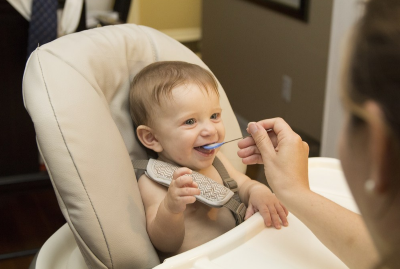 給孩子添加輔食過晚會怎么樣 什么時候給他添加輔食最好