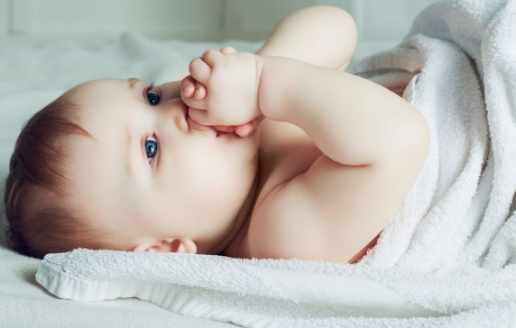 寶寶愛吃手怎么戒掉 寶寶愛吃手什么時候戒掉好