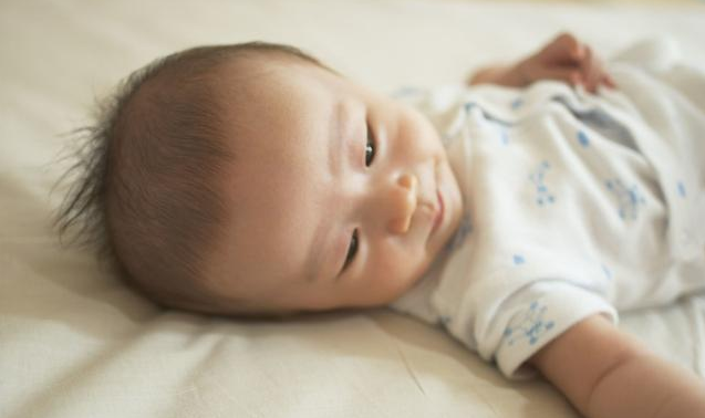 小孩發(fā)燒抽搐是怎么回事 小孩熱性驚厥怎么急救處理