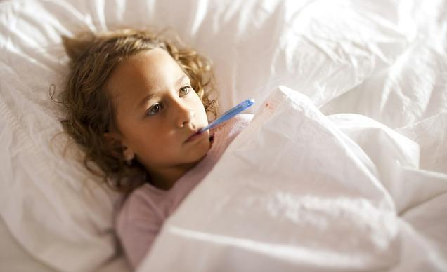 小孩發(fā)燒抽搐是怎么回事 小孩熱性驚厥怎么急救處理