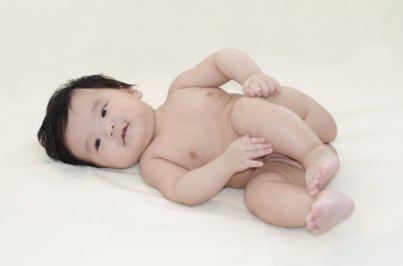 新兒睡覺抿嘴笑是怎么回事 新生兒睡覺笑原來是這些原因