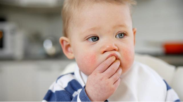 孩子總喜歡啃指甲是怎么回事 如何糾正孩子啃指甲的不良習慣