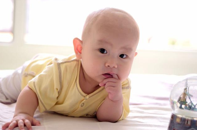 孩子總喜歡啃指甲是怎么回事 如何糾正孩子啃指甲的不良習慣