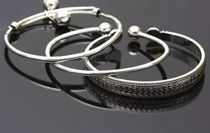 手鐲真好看能給寶寶帶嗎 給寶寶帶首飾要注意什么 手鐲真好看能給寶寶帶嗎 給寶寶帶首飾要注意什么