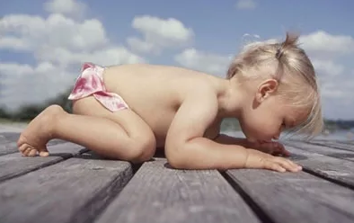 春季帶寶寶曬太陽注意事項 帶寶寶曬太陽的正確打開方式