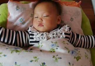 寶寶夜里蹬被子怎么回事 寶寶睡覺蹬被子的原因