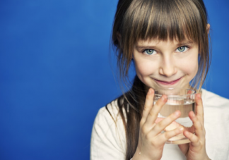 寶寶不愛喝水會導致腎結石嗎  寶寶該如何正確喝水