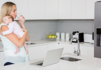 奶粉喂養的寶寶不愛喝水怎么辦 奶粉喂養的寶寶該怎么補充水分