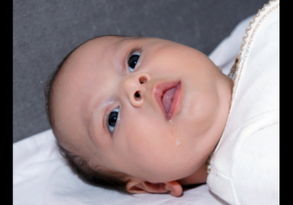 寶寶吐奶和溢奶有什么區(qū)別 如何預防吐奶和溢奶