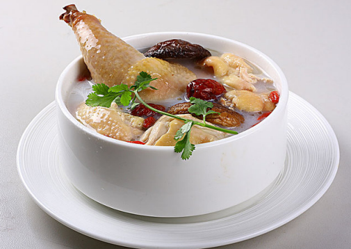 產后可以喝公雞湯嗎 產后喝公雞湯還是母雞湯