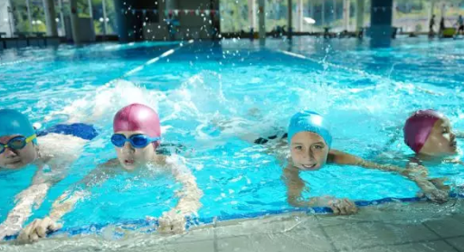 孩子游泳先學蛙泳還是自由泳 國內(nèi)孩子游泳先學蛙泳原因 孩子游泳先學蛙泳還是自由泳 國內(nèi)孩子游泳先學蛙泳原因