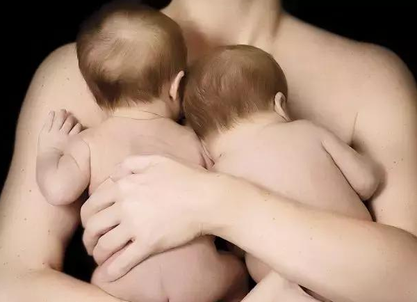 雙胞胎也可以同母異父嗎 為什么雙胞胎不屬于同一個父親