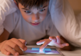 孩子近視了千萬別再吃這些東西了 孩子近視了該如何恢復