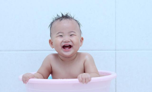 給寶寶換尿不濕有必要洗屁屁嗎 過度清潔對寶寶皮膚的傷害