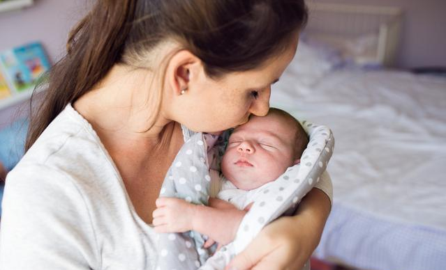 寶寶落地醒的原因 落地醒問題解決方法