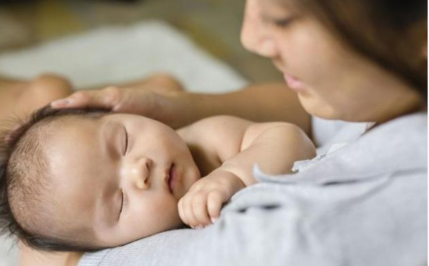 寶寶落地醒的原因 落地醒問題解決方法