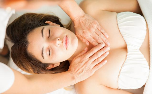 女性按摩胸部的好處有哪些 女性按摩胸部的方法 女性按摩胸部的好處有哪些 女性按摩胸部的方法