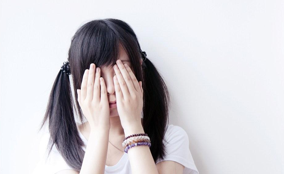 孩子在人群中總是害羞是什么原因 寶寶害羞是什么情況